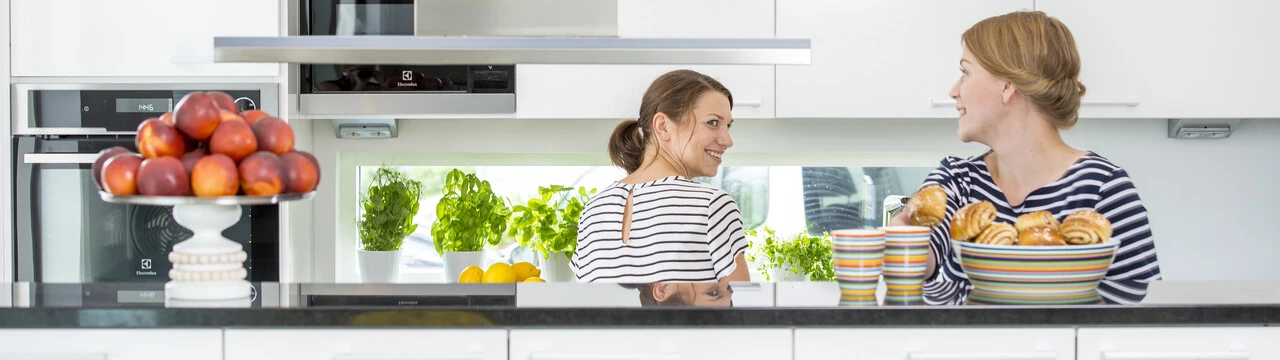 Mujeres en una cocina sonriendo