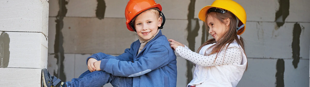Niños sentado encima de bloques de hormigón