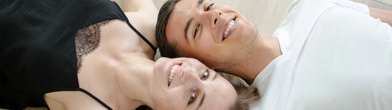 Pareja tumbada en el suelo