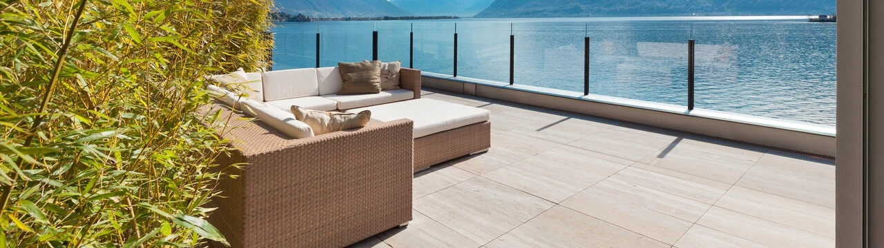 Terraza con vistas a un lago