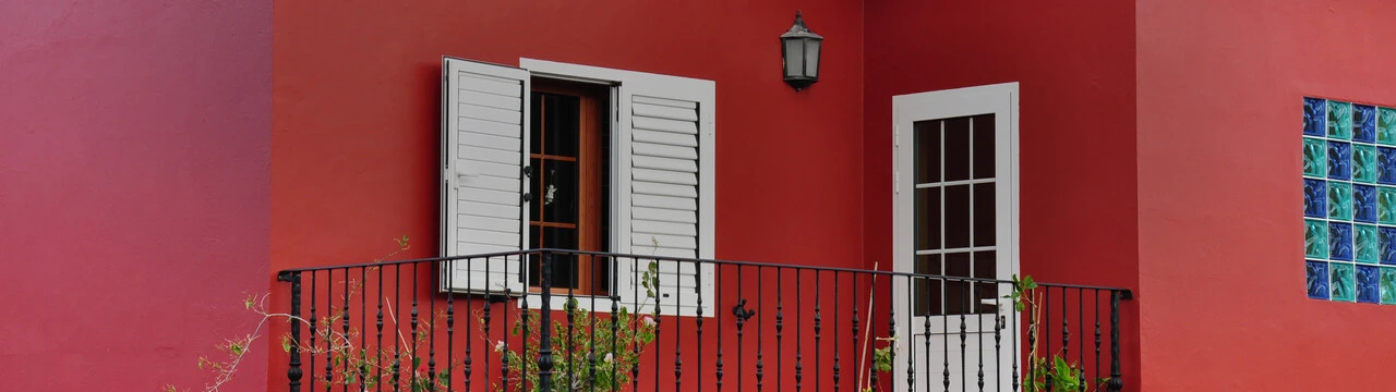 Vivienda con fachada de color rojo