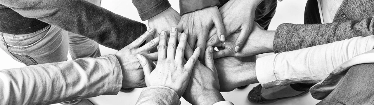 Manos unidas en circulo