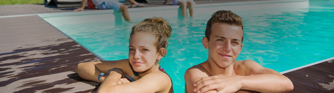 Niños metidos en la piscina Niños metidos en la piscina