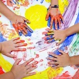niños-pintando-manos Thumbnail