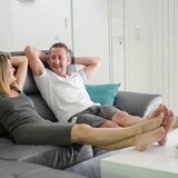 pareja-sentada-sofa-relax Miniatura