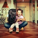 mujer-besando-niña Thumbnail