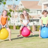 niñas-jugando-jardin-pelotas-colores Miniatura