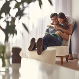 pareja-butaca-sonriendo Miniatura