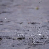 Suelo mojado con agua de lluvia cayendo Suelo mojado con agua de lluvia cayendo