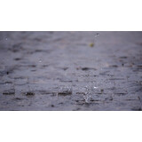 Suelo mojado con agua de lluvia cayendo Suelo mojado con agua de lluvia cayendo