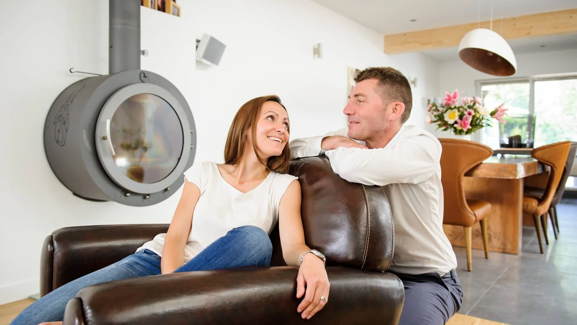Pareja enfrente de la chimenea