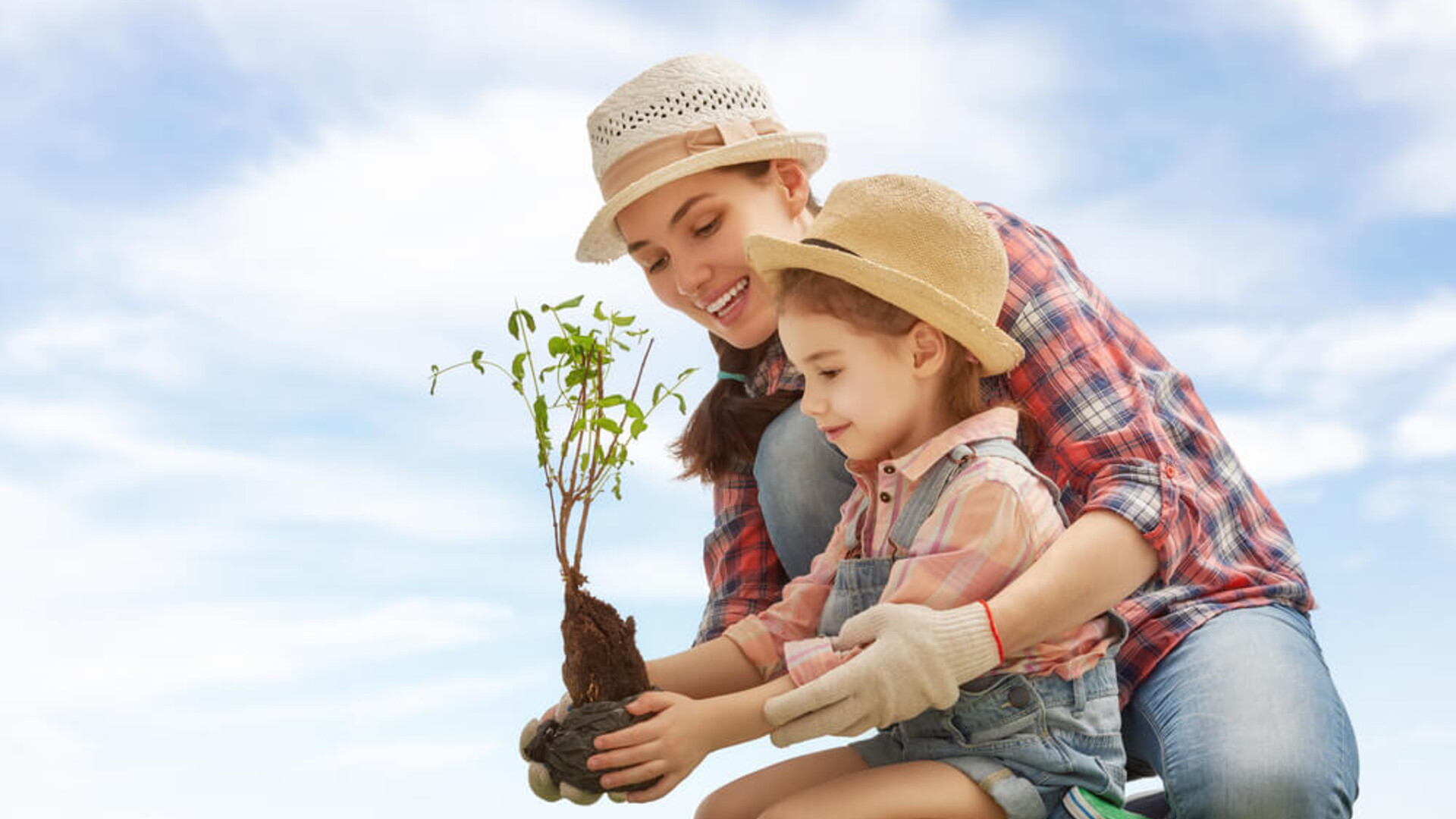 Mujer y niña plantando en el exterior Mujer y niña plantando en el exterior