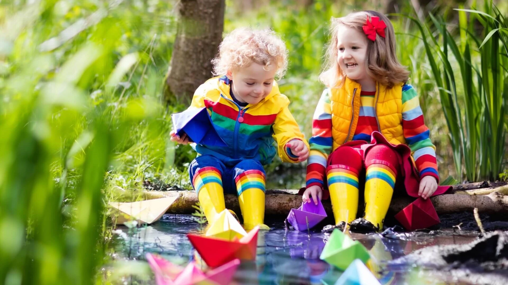 Niños jugando con el agua en plena naturaleza