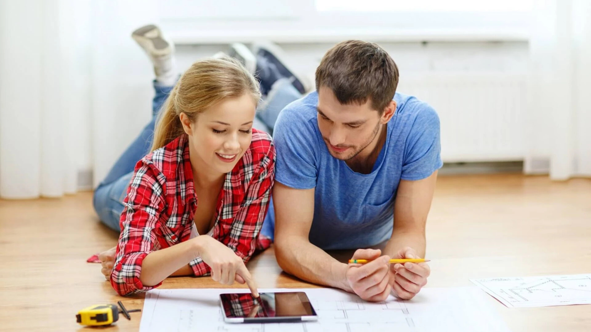 Pareja elaborando proyecto