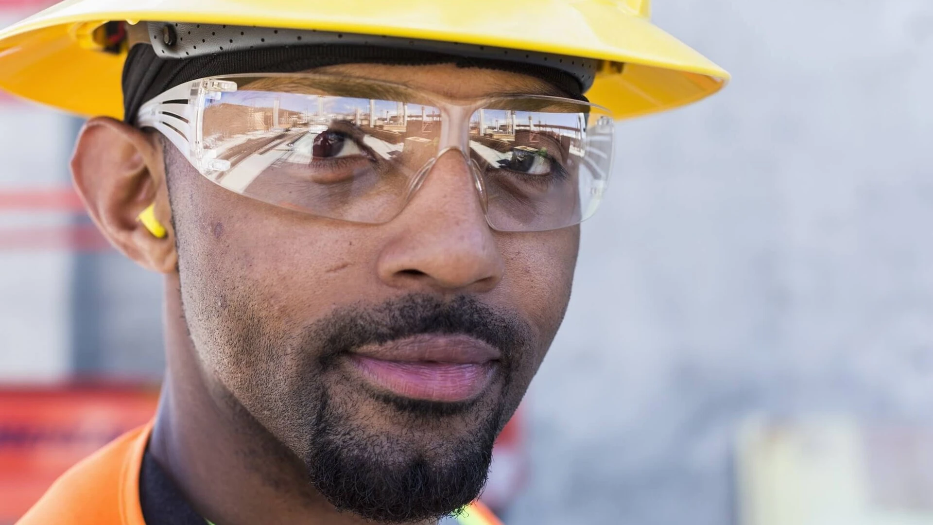 Trabajador sonriendo en el puesto de trabajo