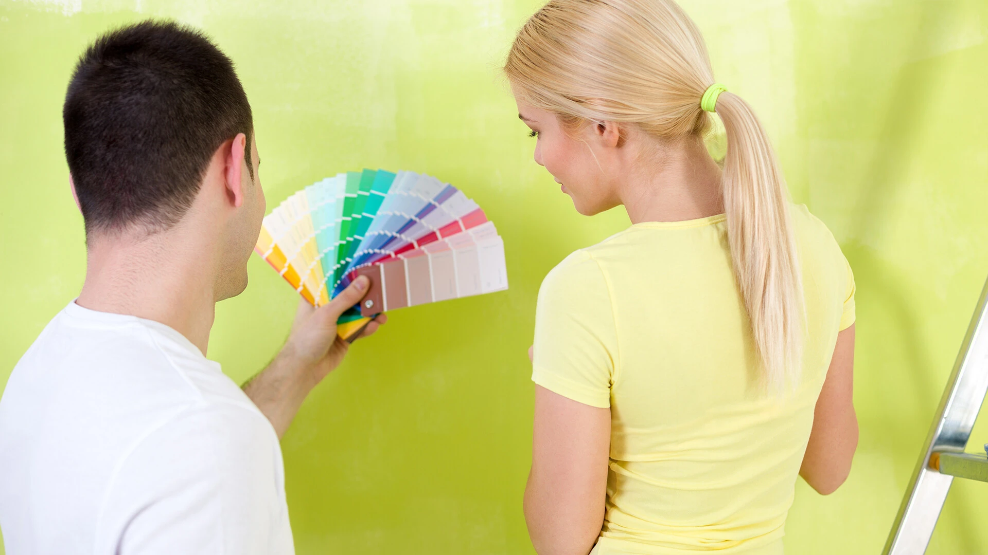 Pareja escogiendo color para la pared Pareja escogiendo color para la pared
