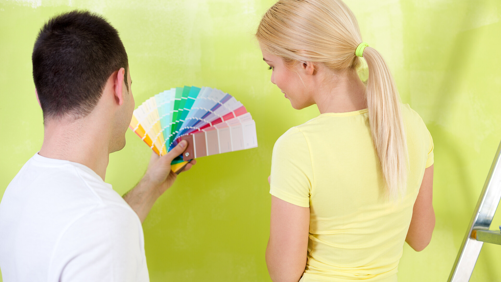 Pareja escogiendo color para la pared Pareja escogiendo color para la pared