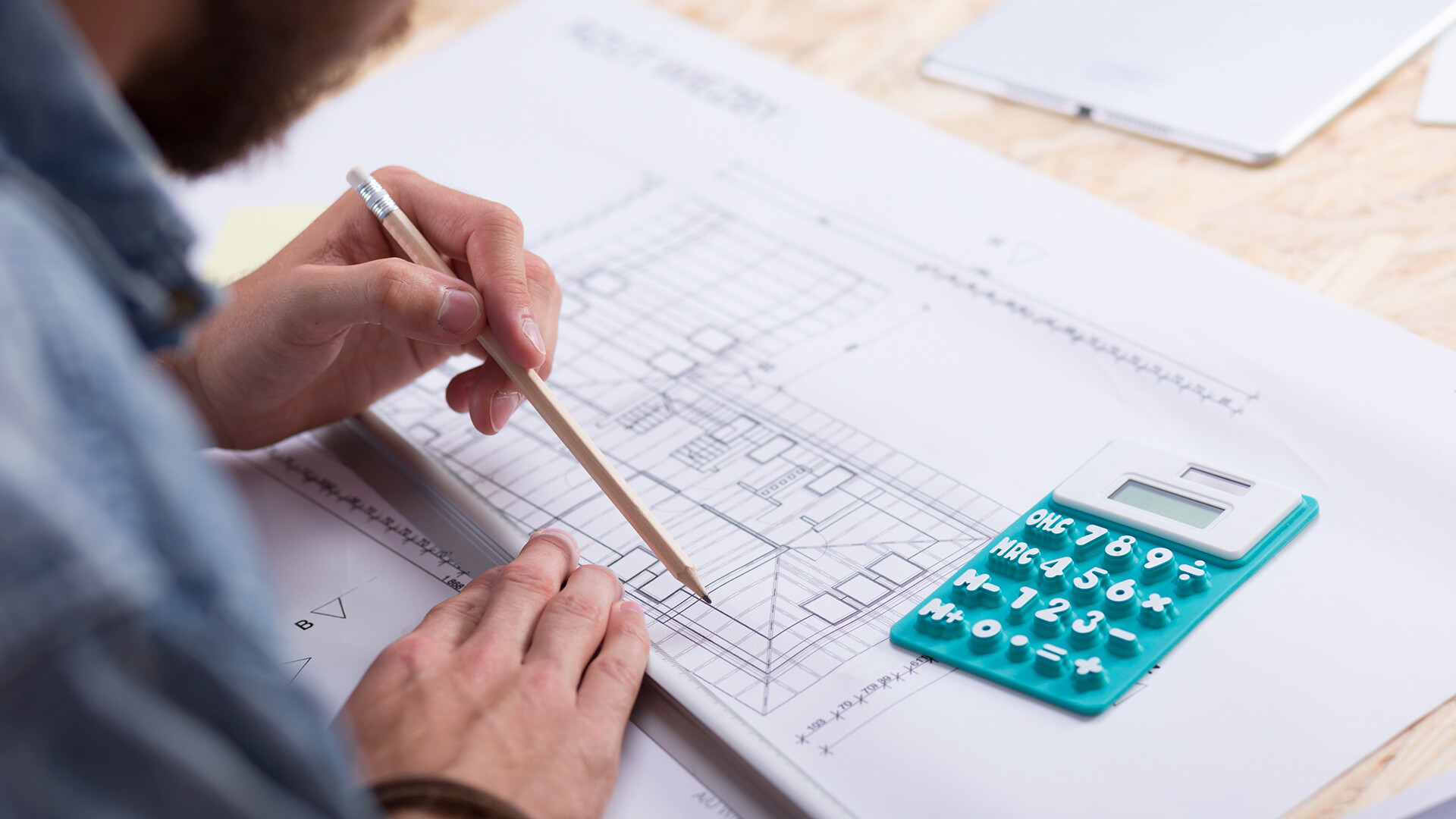 Hombre calculando bajo proyecto Hombre calculando bajo proyecto