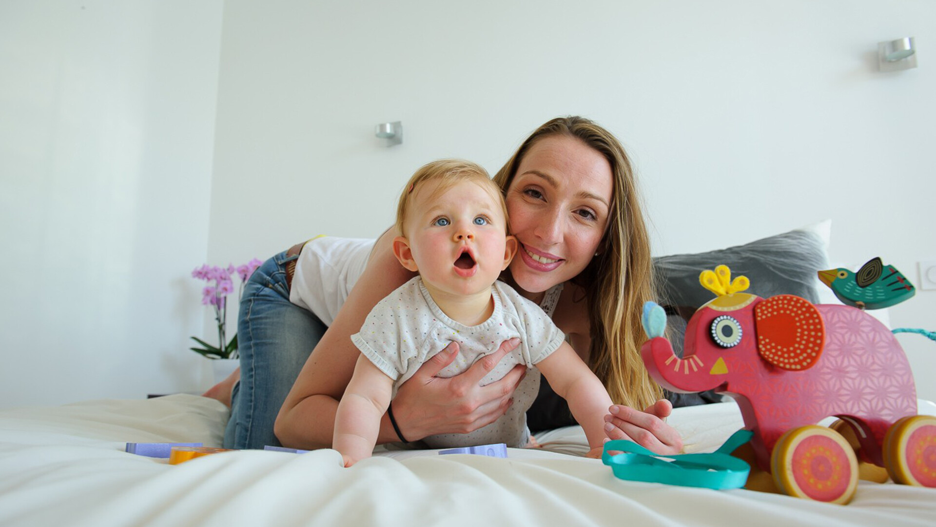 Bebé tumbado con su madre en la cama Bebé tumbado con su madre en la cama