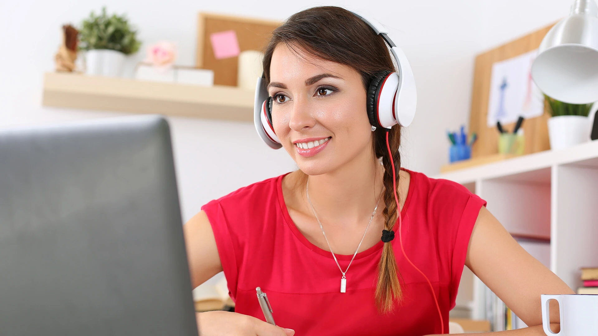 Mujer con cascos delante del ordenador