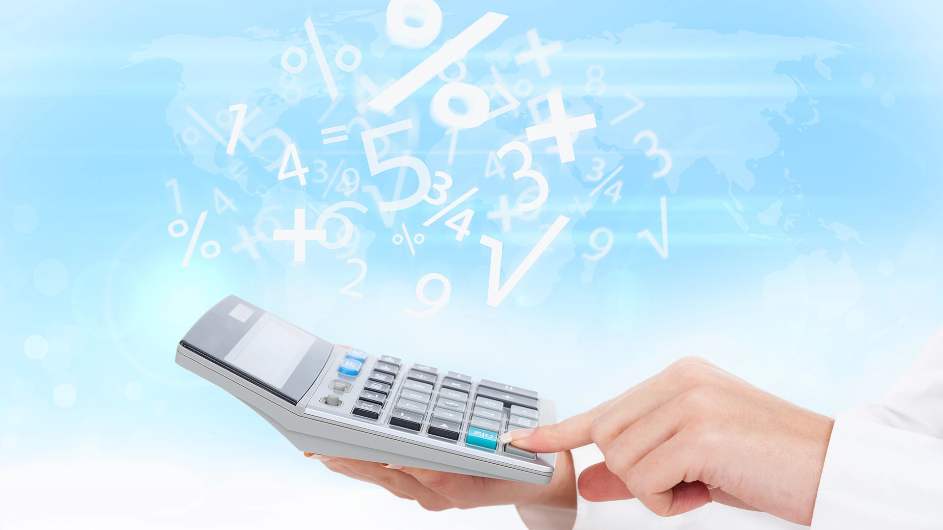 Persona calculando con la calculadora