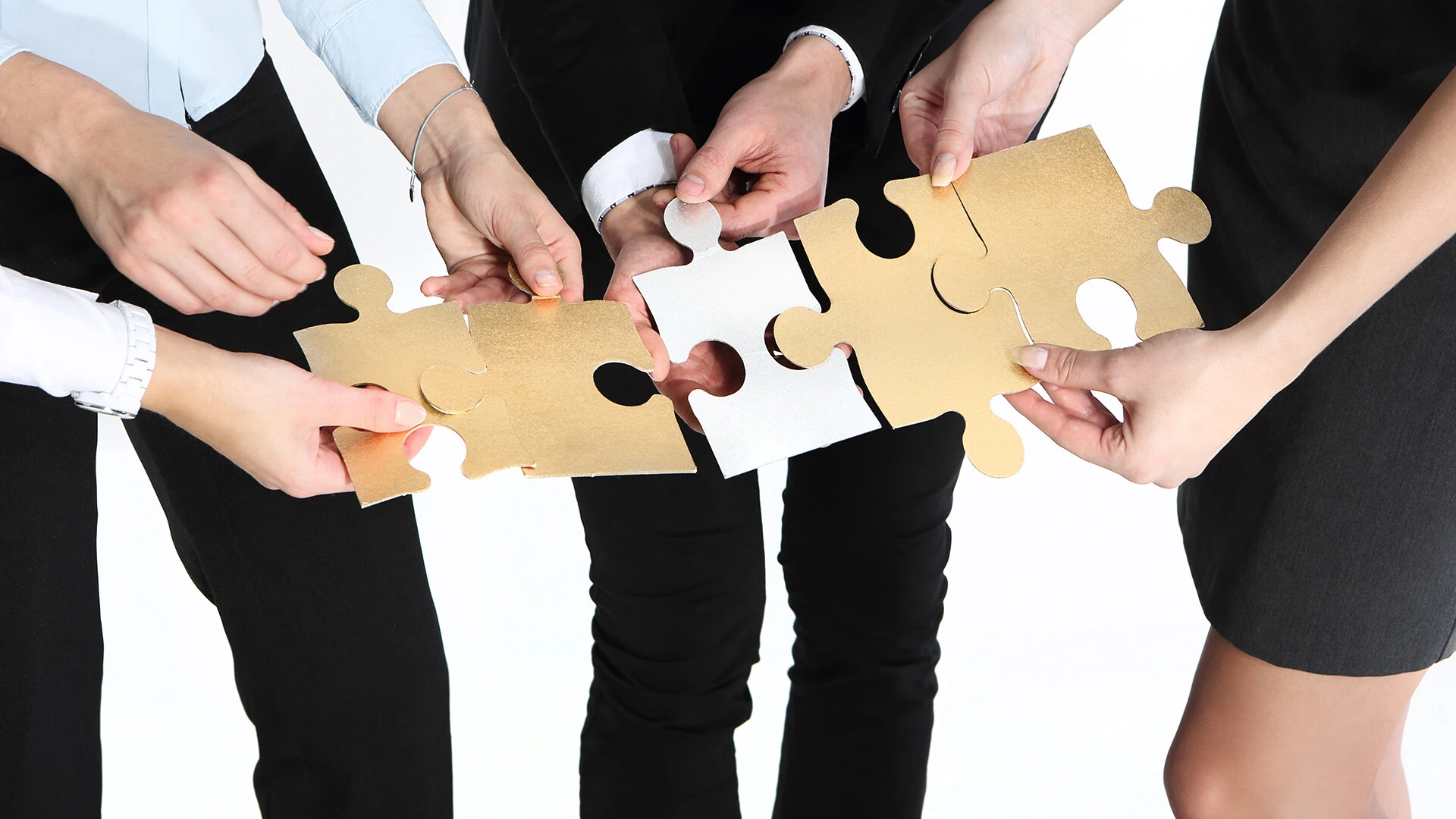 Personas sosteniendo puzzle con la mano