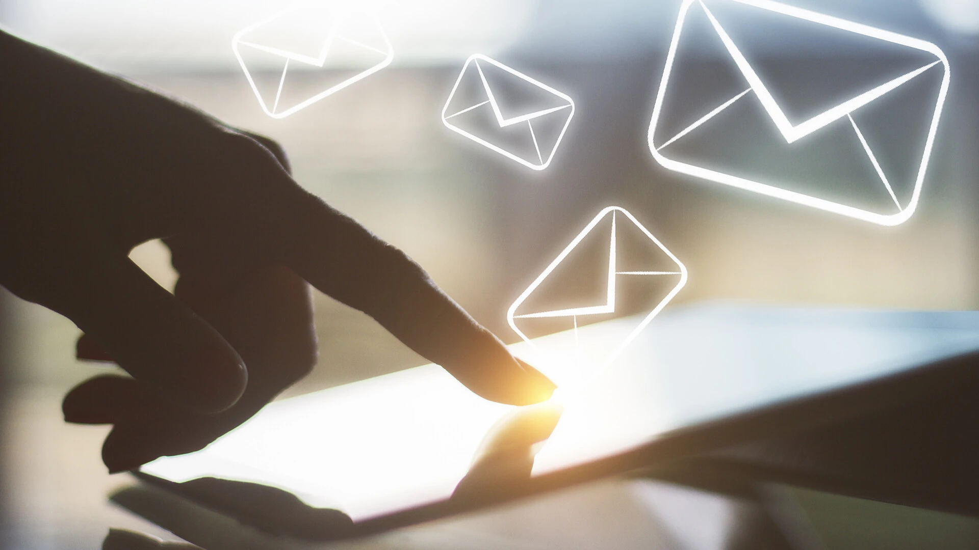 Persona con la tablet enviando comunicación