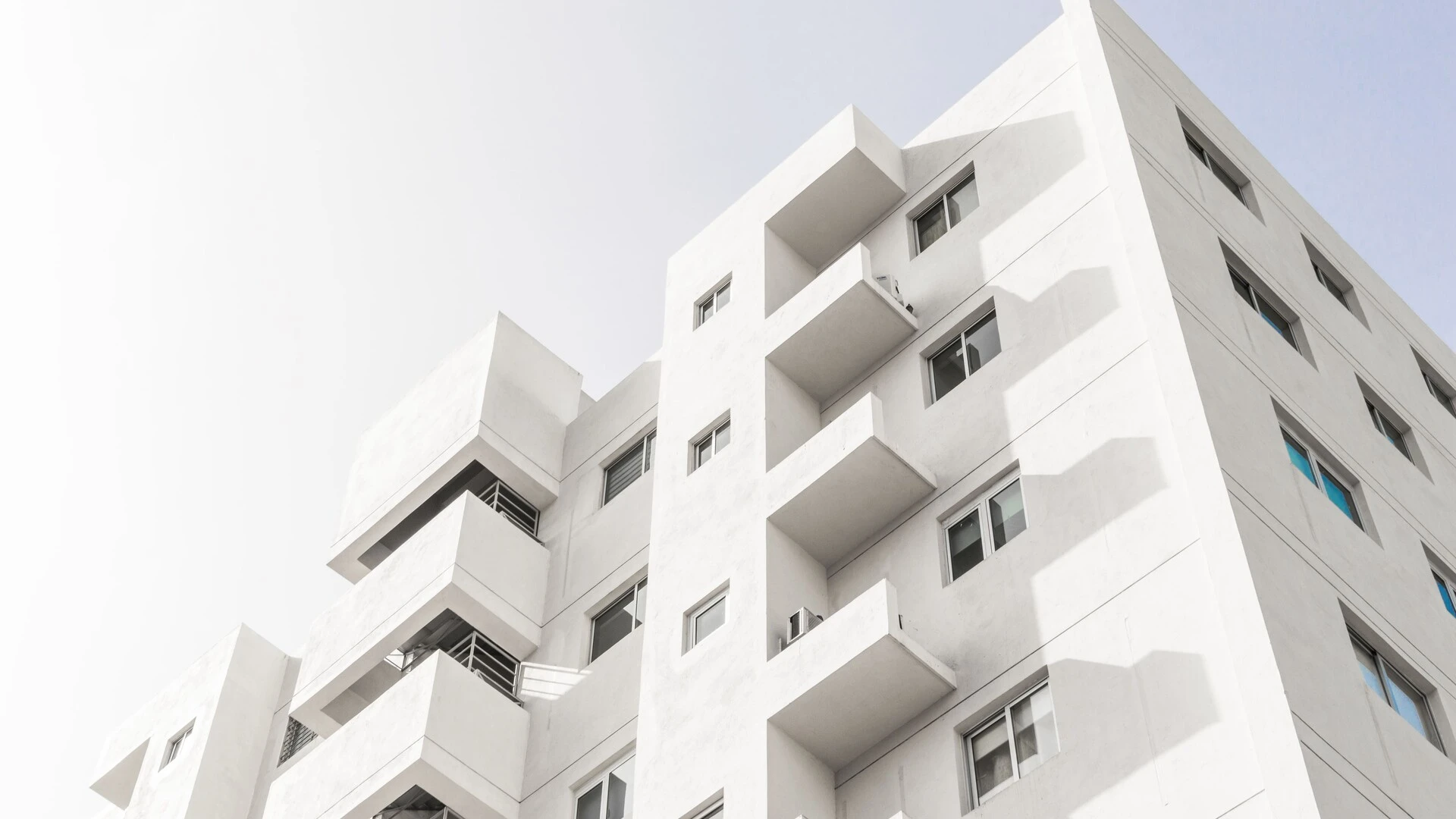 low-angle-shot-of-facade-of-white-modern-building-under-blue-clear-sky (1).jpg ayudas rehabilitación fachadas
