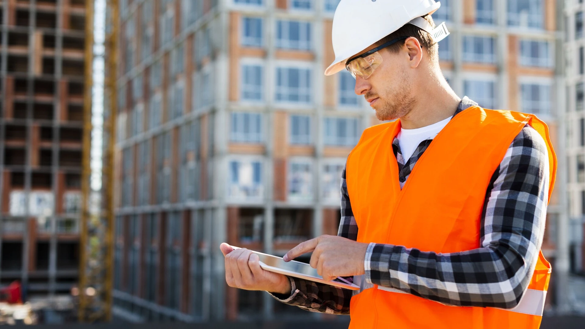 medium-shot-side-view-construction-engineer-using-tablet (1).jpg Revestimiento fachada exterior