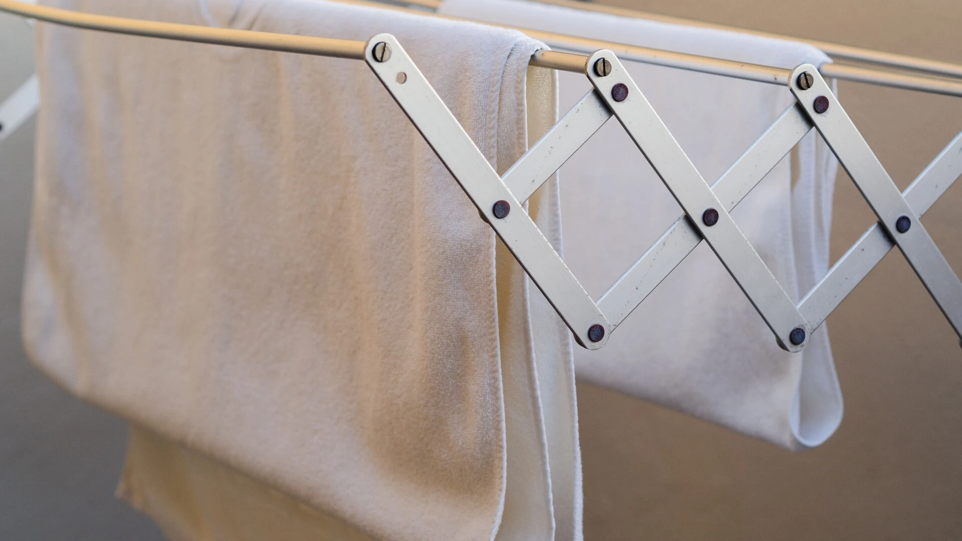 Colocar tendedero en fachada de SATE