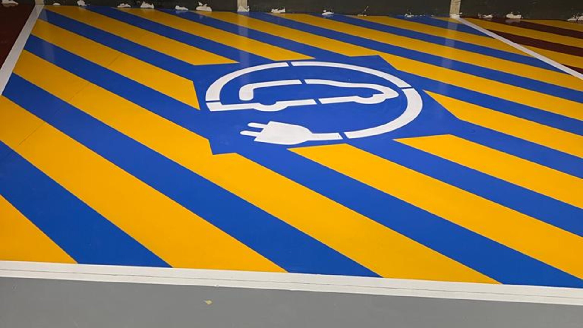 2.600 m2 de soluciones para suelos weberfloor instaladas como pavimento flotante en un parking de Barcelona