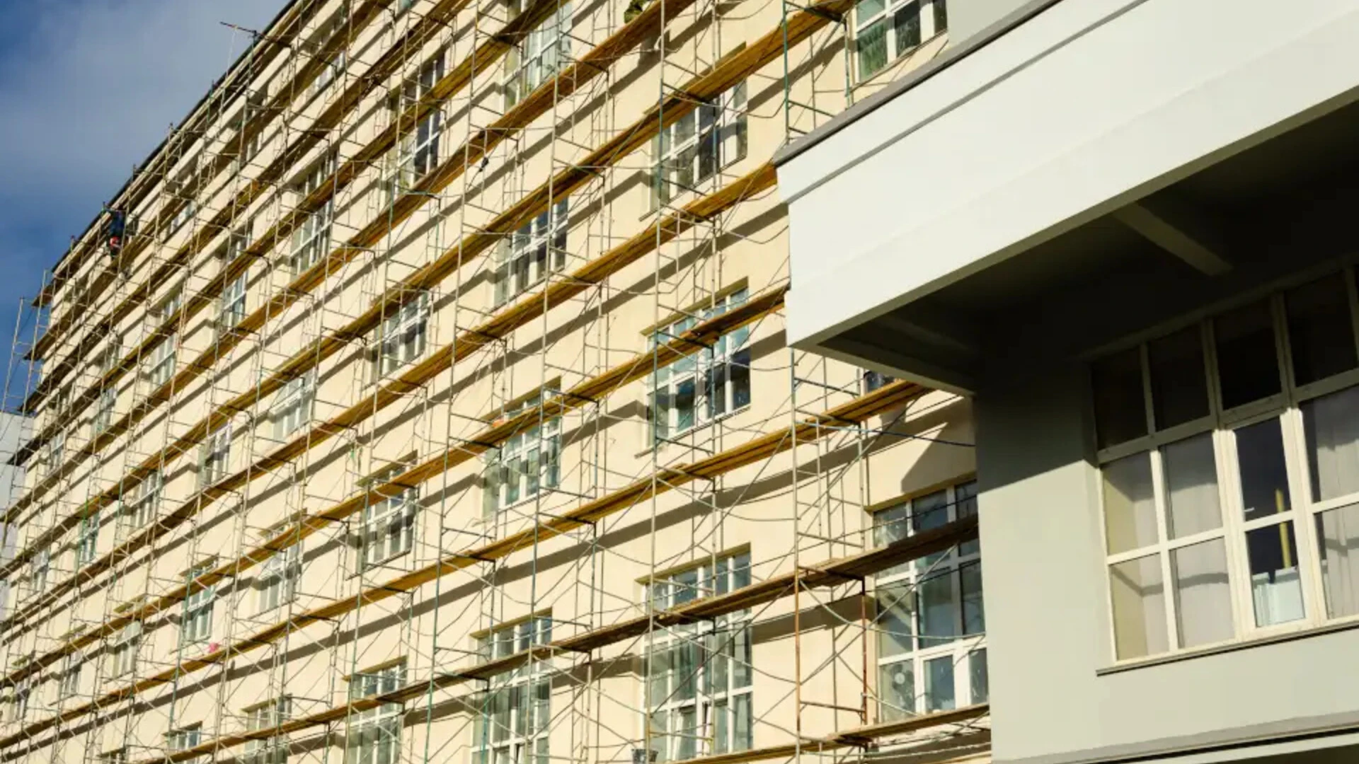 SATE en grandes edificios: coordinación de especialistas, ejecución, licitación y control de obra.