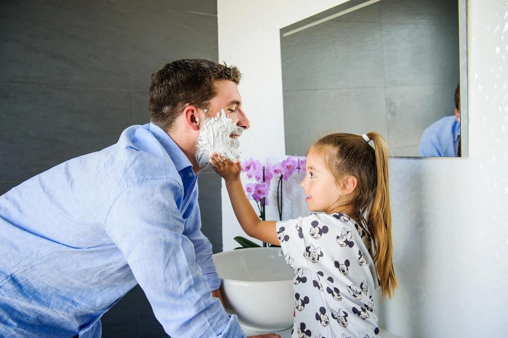Niña afeitando a su padre