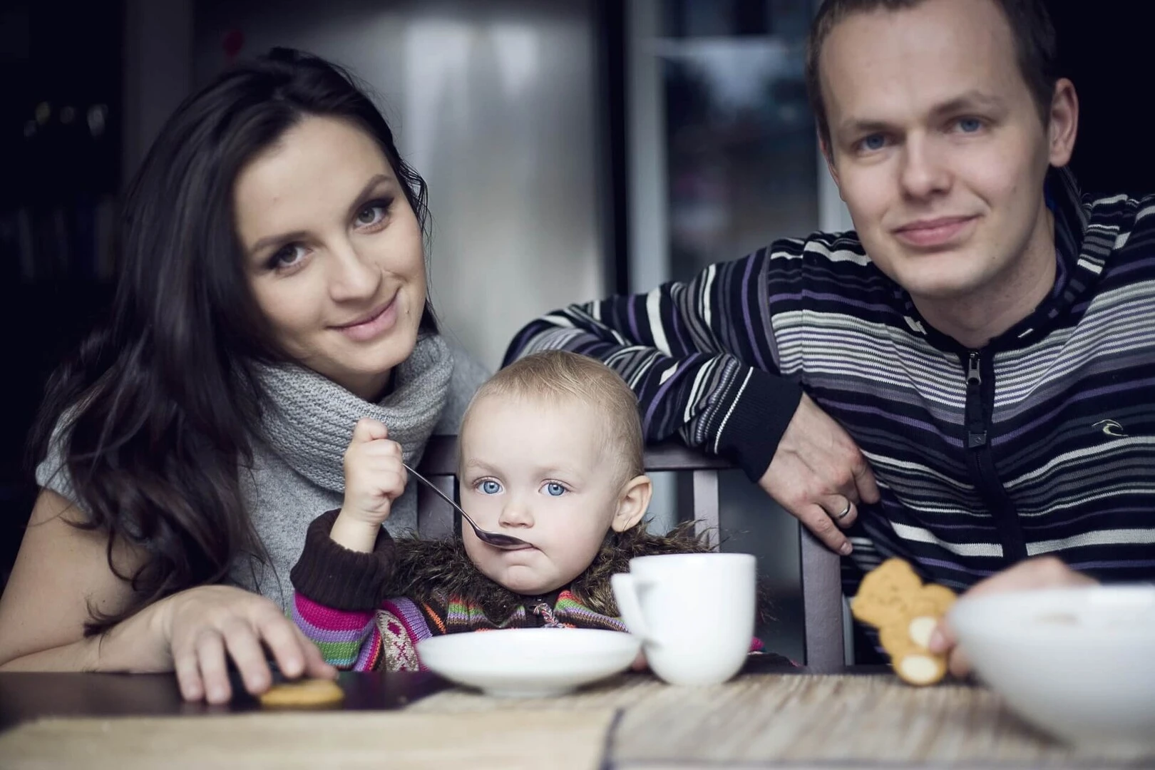 Familia desayunando en la cocina