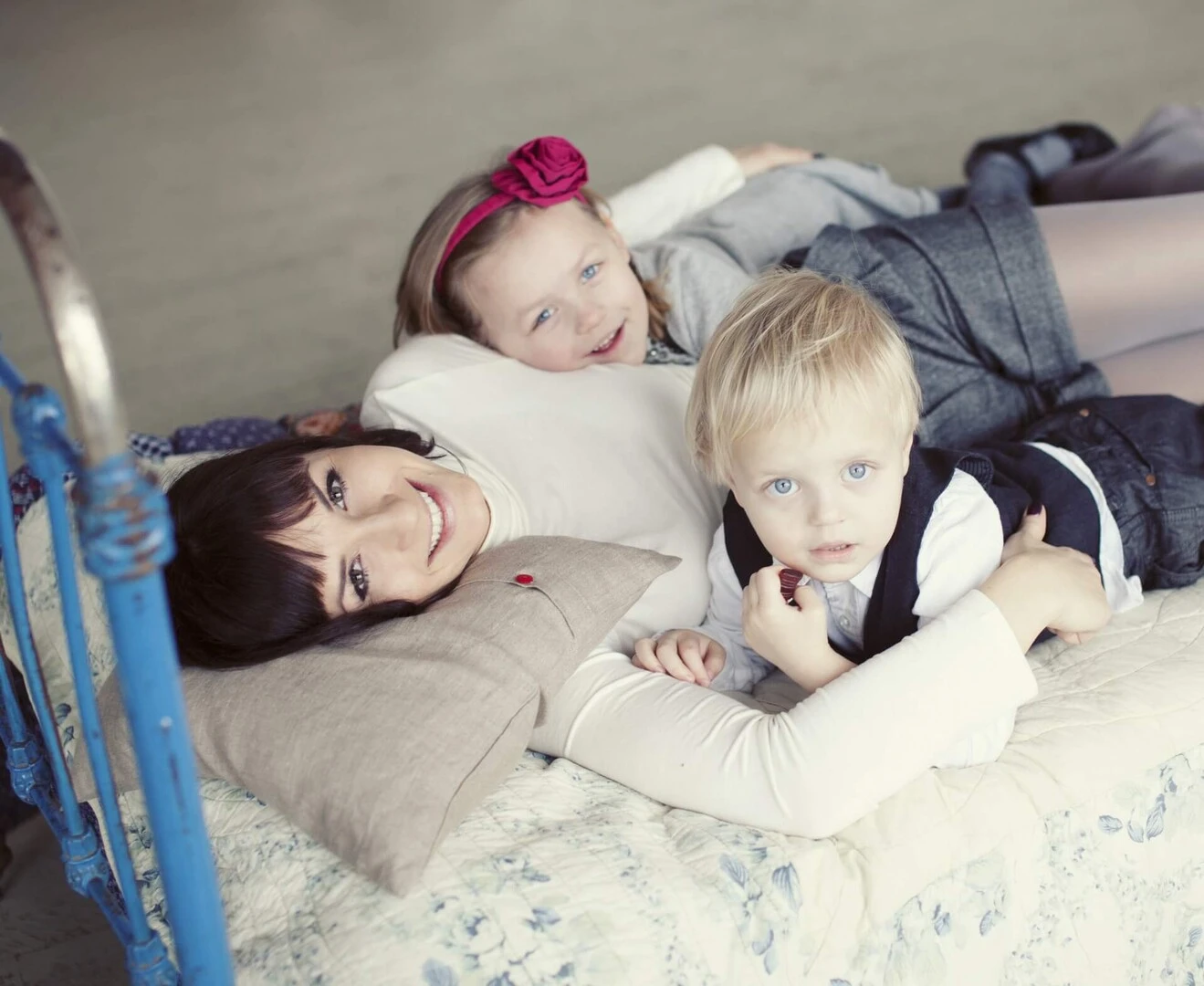 Familia tumbada en una cama