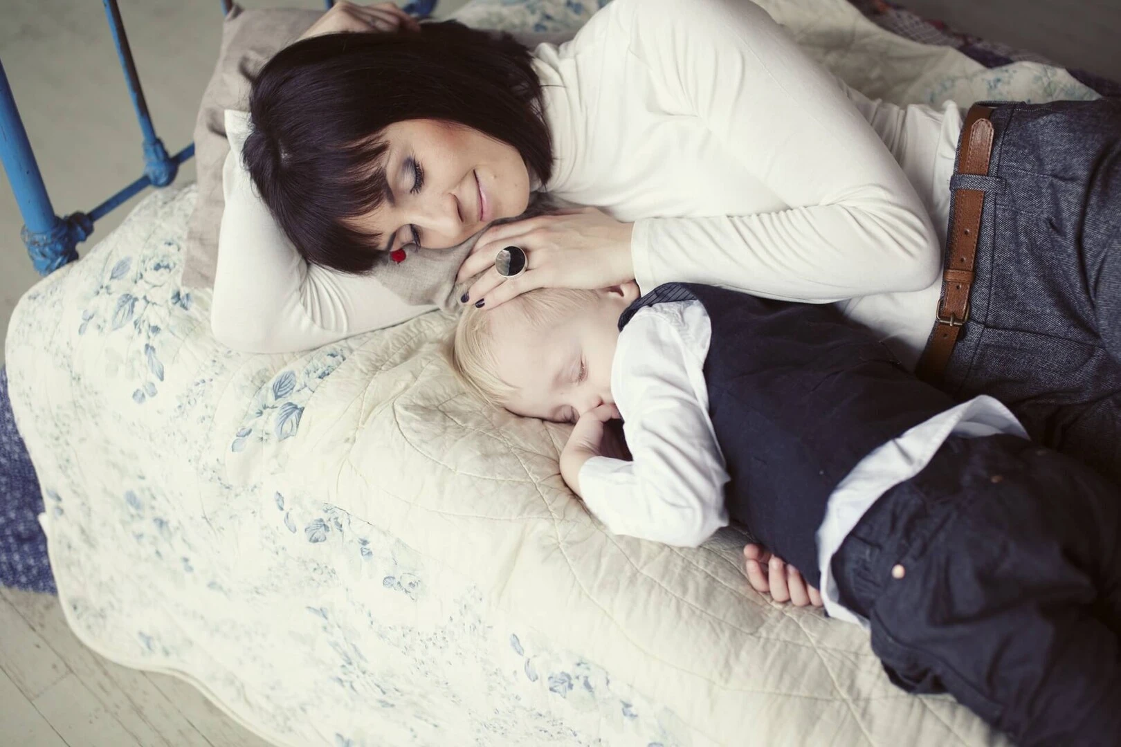Madre e hijo durmiendo en la cama