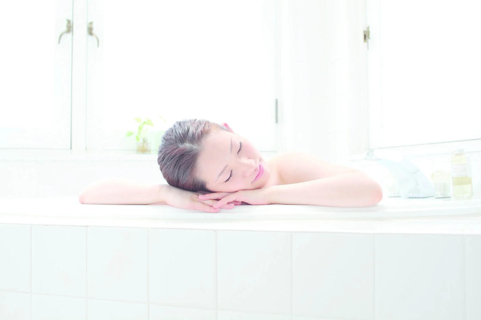 Mujer dándose un baño relajado