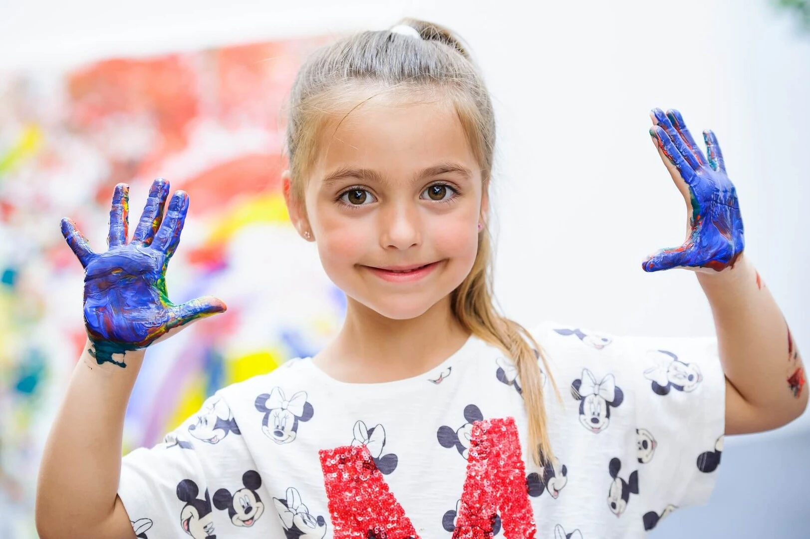 Niña manos pintadas de azul