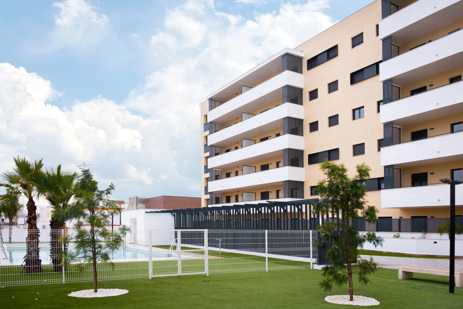 EL RESIDENCIAL BULEVAR CENTRO CONSIGUE UNA IMAGEN RENOVADA DE SU ENTORNO CON SOLUCIONES SAINT-GOBAIN