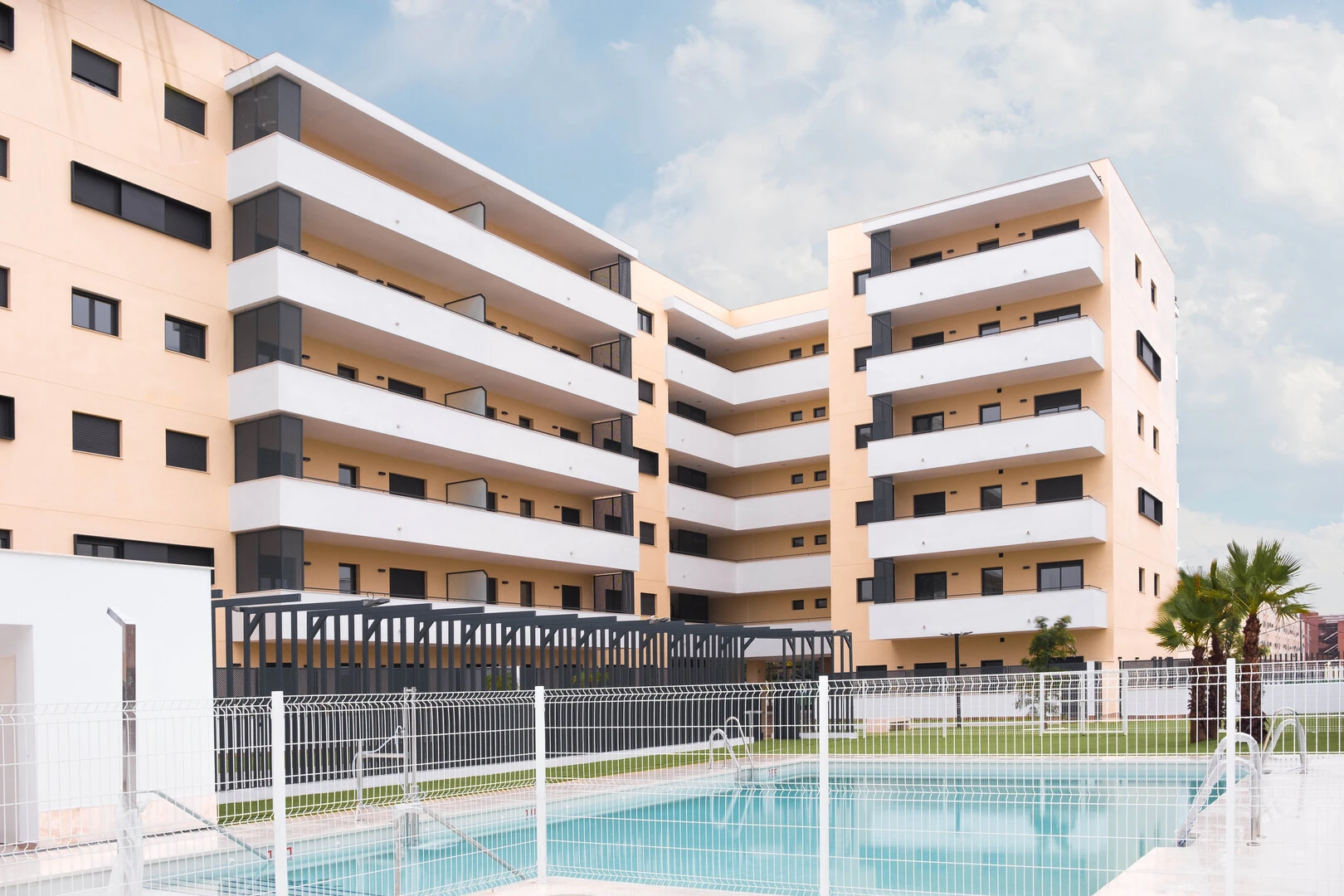 EL RESIDENCIAL BULEVAR CENTRO CONSIGUE UNA IMAGEN RENOVADA DE SU ENTORNO CON SOLUCIONES SAINT-GOBAIN