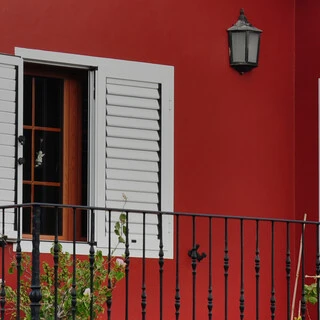 Vivienda con fachada de color rojo Vivienda con fachada de color rojo