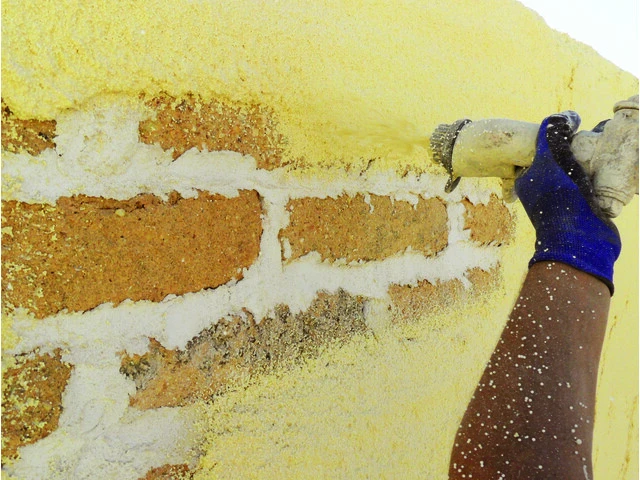 Aplicación mortero termoaislante sobre ladrillo