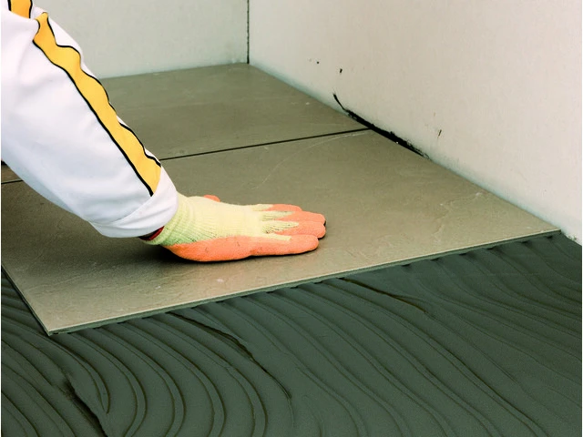 Colocación de piezas cerámica con mortero cola