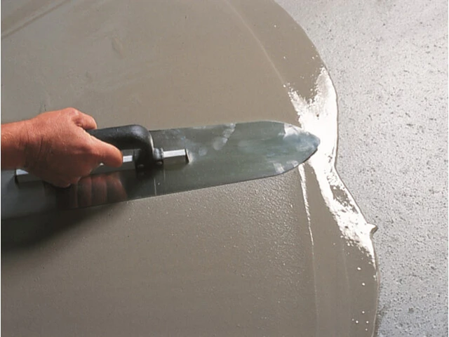 Aplicación de un mortero de nivelación en un pavimento con desnivel