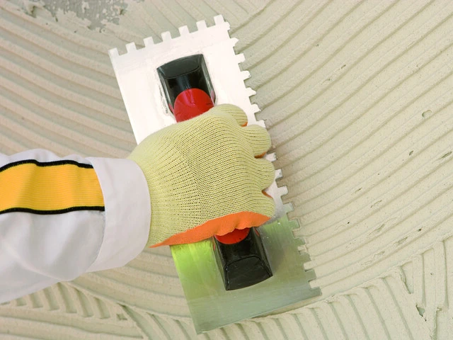 Aplicación de mortero adhesivo con llana dentada