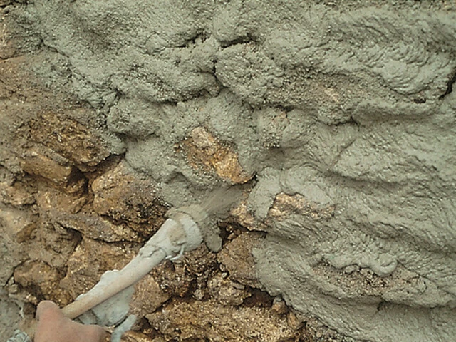 Aplicación de una primera capa de nivelación con mortero Aplicación de una primera capa de nivelación con mortero