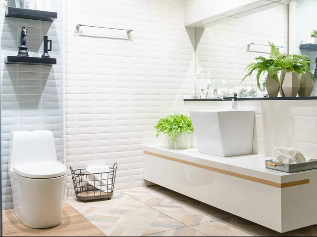 baño nuevo con cerámica de color blanco baño nuevo con cerámica de color blanco