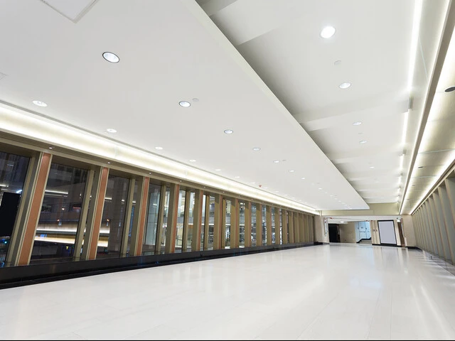 Centro comercial con pavimento continuo aplicado de color claro Centro comercial con pavimento continuo aplicado de color claro