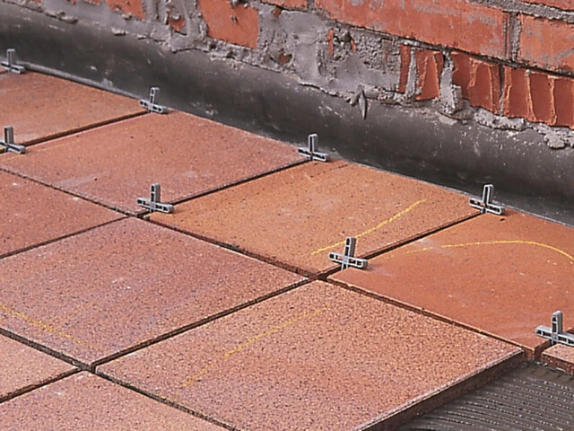 Realización de junta perimetral en terraza Realización de junta perimetral en terraza