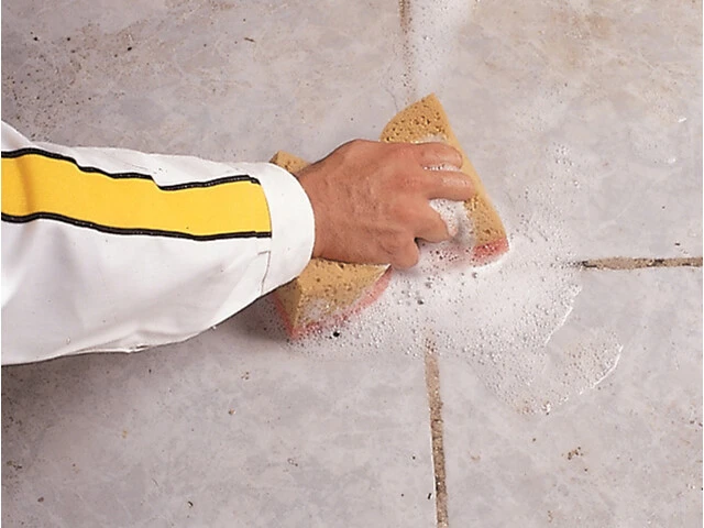 Limpieza de baldosa con esponja